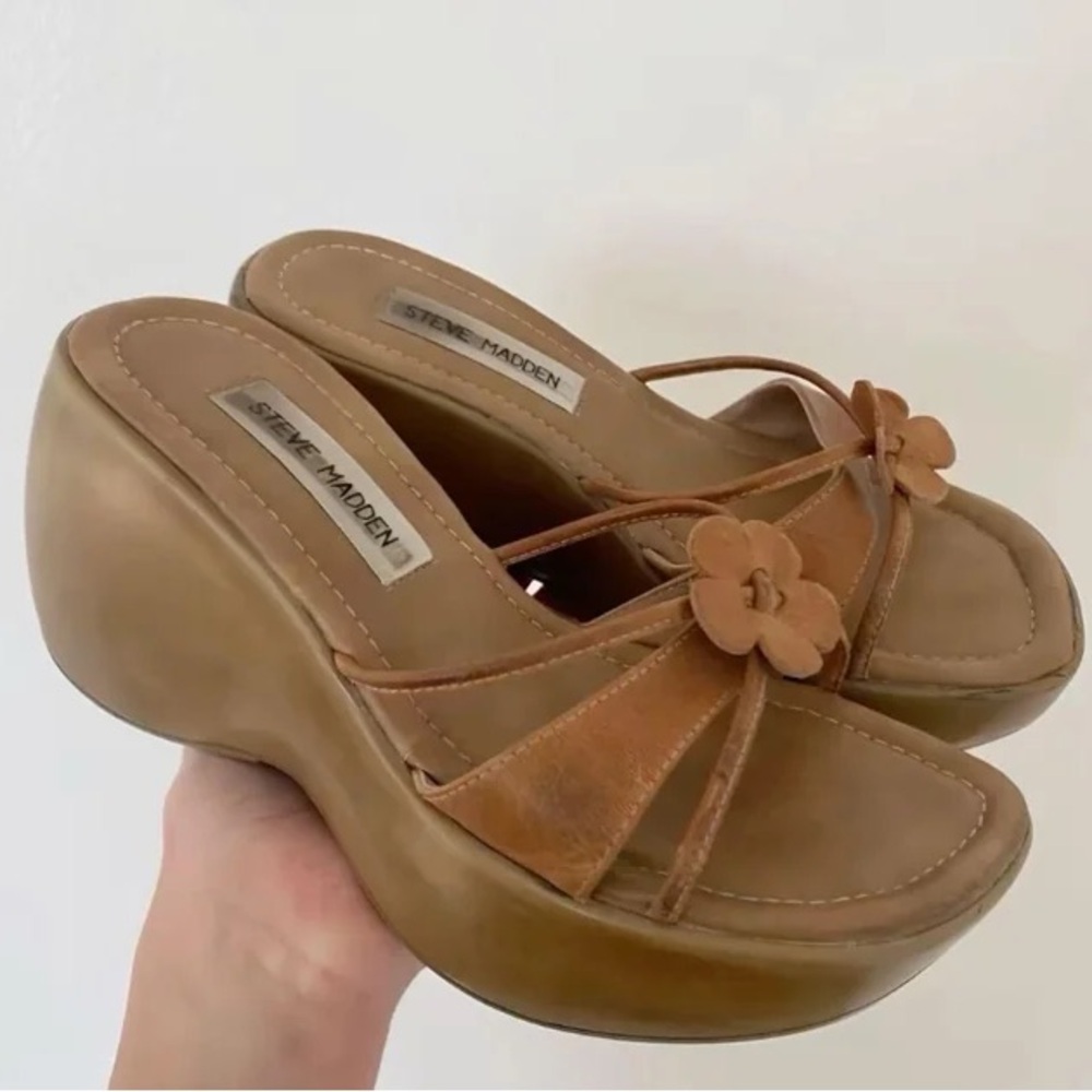 Vintage Steve Madden Rosiee Tan Platform Sandals with Flower Accent